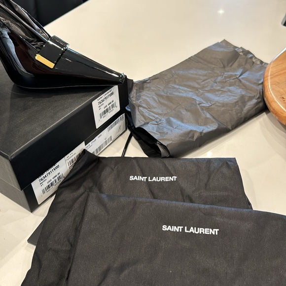 Saint Laurent Madame Singback Pump in Nero - Picture 12 of 13